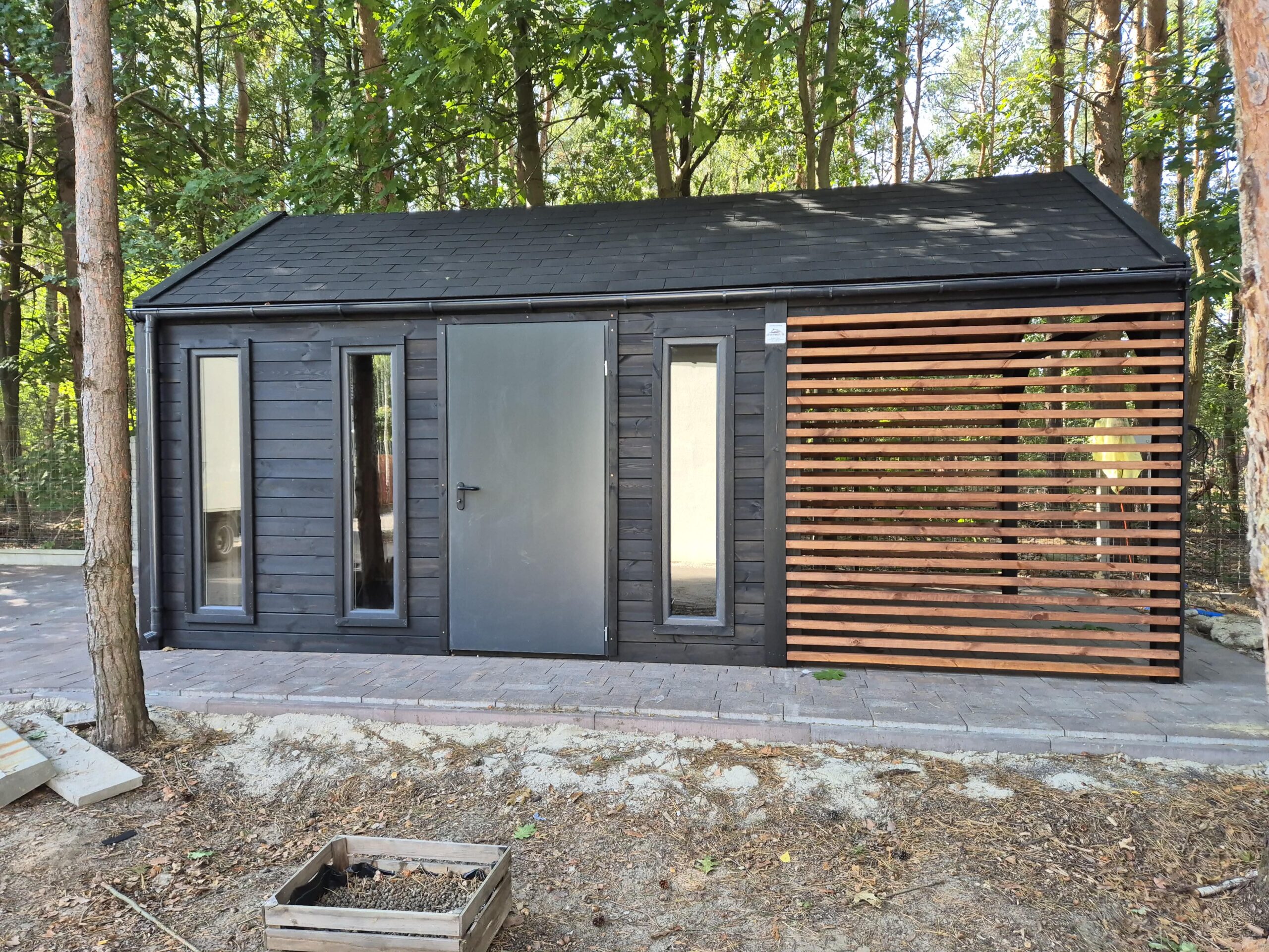 Domek narzędziowy DR65 3 × 6 m w stylu stodoły z zadaszeniem — ujęcie 2