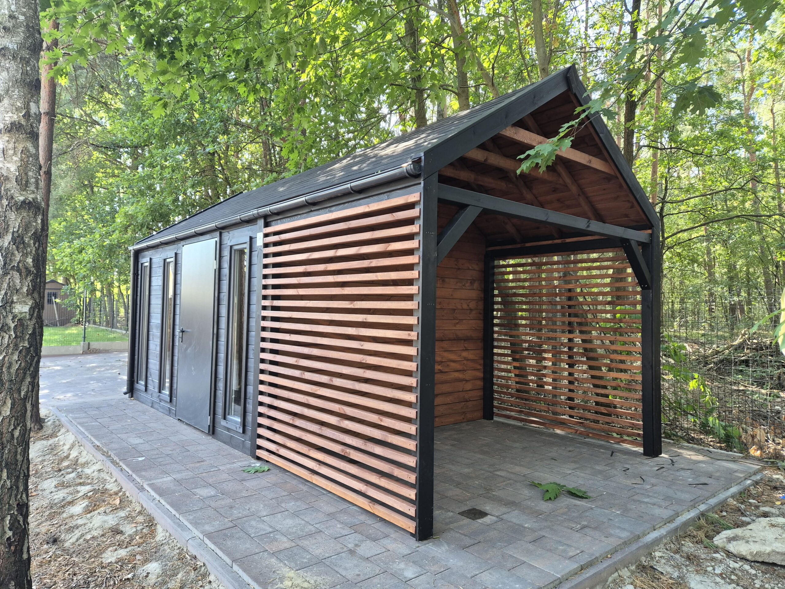 Domek narzędziowy DR65 3 × 6 m w stylu stodoły z zadaszeniem